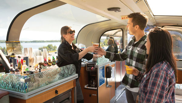 Serviço de bebidas GoldStar no trem Denali Star da Alaska Railroad.