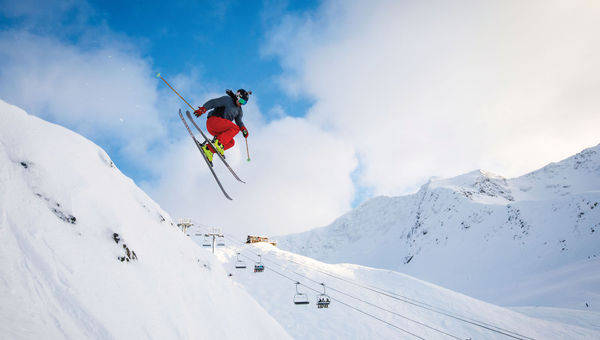 The resort averages 669 inches of snow each year and has runs for skiers and snowboarders of all levels. The resort averages 669 inches of snow each year and has runs for skiers and snowboarders of all levels.