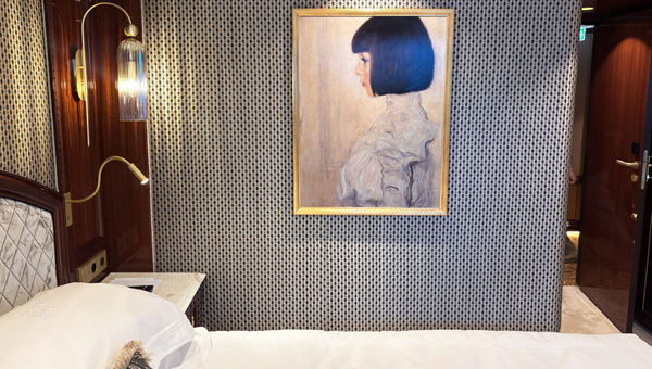 Obras de arte em uma cabine no Emilie.