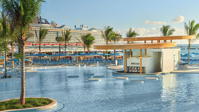 Great Stirrup Cay's resort pool with swim-up bar.