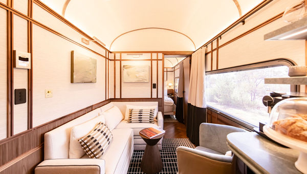 O design e a decoração da suíte foram criados pela Woods Bagot, inspirando-se no design de trens art déco e na paisagem australiana.