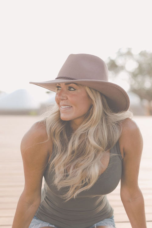 Lauren Pronger is the founder of Superwell Living, her personal brand and an eight-pillar method aimed at increasing health, vitality and longevity.