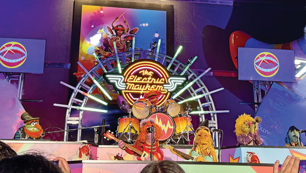 A banda Electric Mayhem se apresenta em uma festa para comemorar a inauguração da atração.