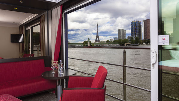 An Avalon-Globus itinerary pairs a Seine cruise with a visit to London. An Avalon-Globus itinerary pairs a Seine cruise with a visit to London.
