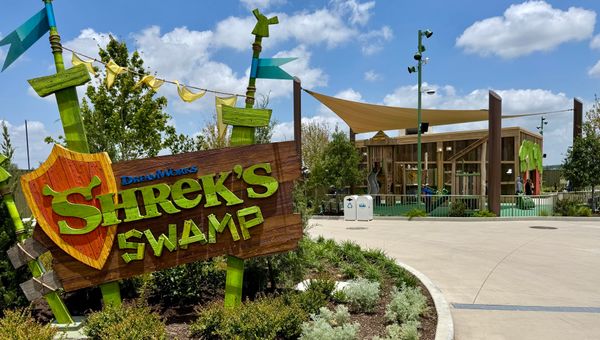 The Shrek’s Swamp land features the Shrek’s Swamp Rompin’ Stomp playground. The Shrek’s Swamp land features the Shrek’s Swamp Rompin’ Stomp playground.