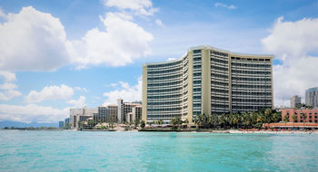 The Sheraton Waikiki Beach Resort occupies a prime position on the waterfront in Honolulu.