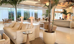 The project included a complete redesign of the lobby, social spaces and guestrooms.