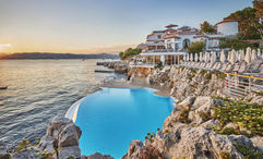 The Hotel du Cap-Eden-Roc had increasingly been attracting a photo-obsessed crowd, and management decided to do something about it.