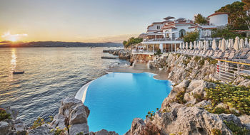 The Hotel du Cap-Eden-Roc had increasingly been attracting a photo-obsessed crowd, and management decided to do something about it.