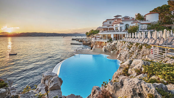 The Hotel du Cap-Eden-Roc had increasingly been attracting a photo-obsessed crowd, and management decided to do something about it.