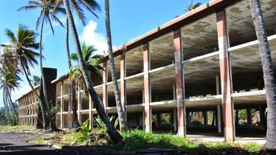 Ruins of the Coco Palms Resort in 2020.