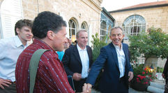 Travel Weekly Editor in Chief Arnie Weissmann, left, greets Tony Blair. The former U.K. prime minister now heads an effort to broker Mideast peace.