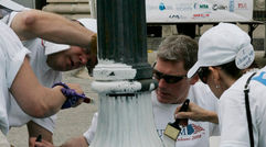 Volunteers paint hallmark New Orleans lampposts. (photo by Judi Bottoni)