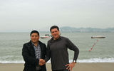 Travel Weekly Editor in Chief Arnie Weissmann posing with a Chinese tourist.