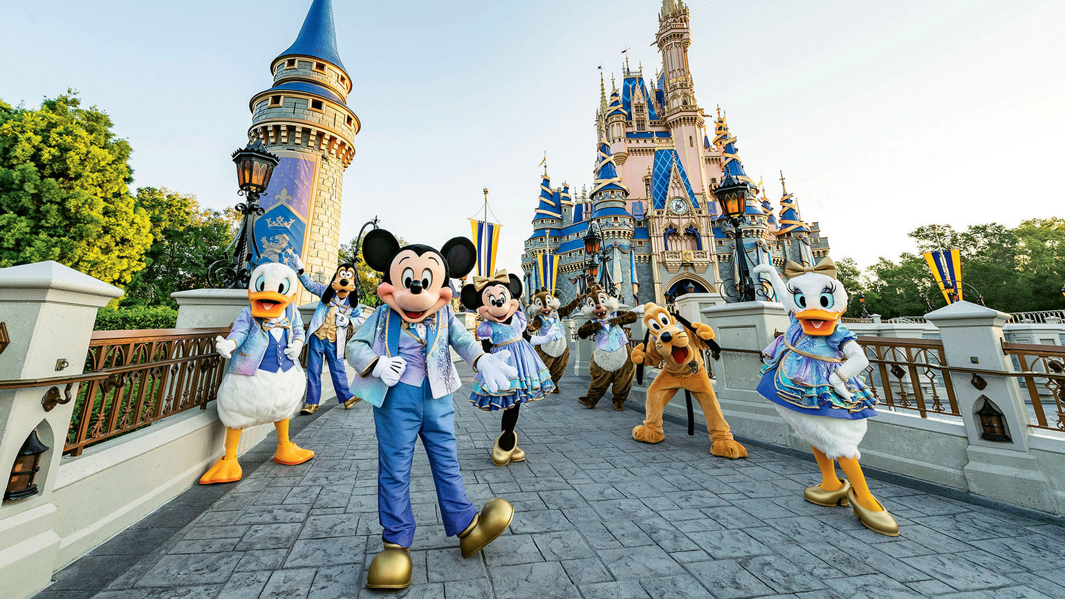 Mickey Mouse can start hugging again at Disney parks: Travel Weekly