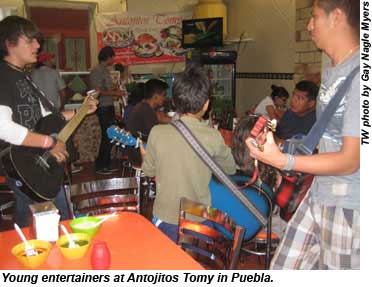 Puebla kids in cafe