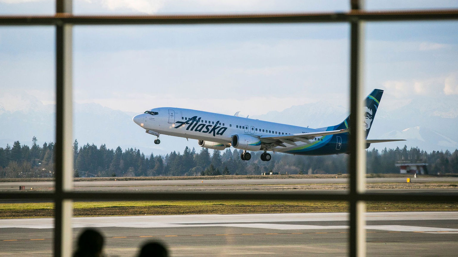 Alaska Airlines launches flat $8 WiFi fee: Travel Weekly