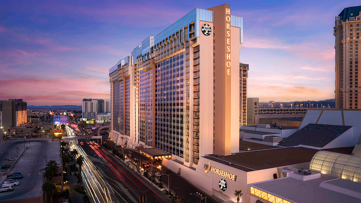 Why The Horseshoe is the BEST Hotel in Las Vegas! 