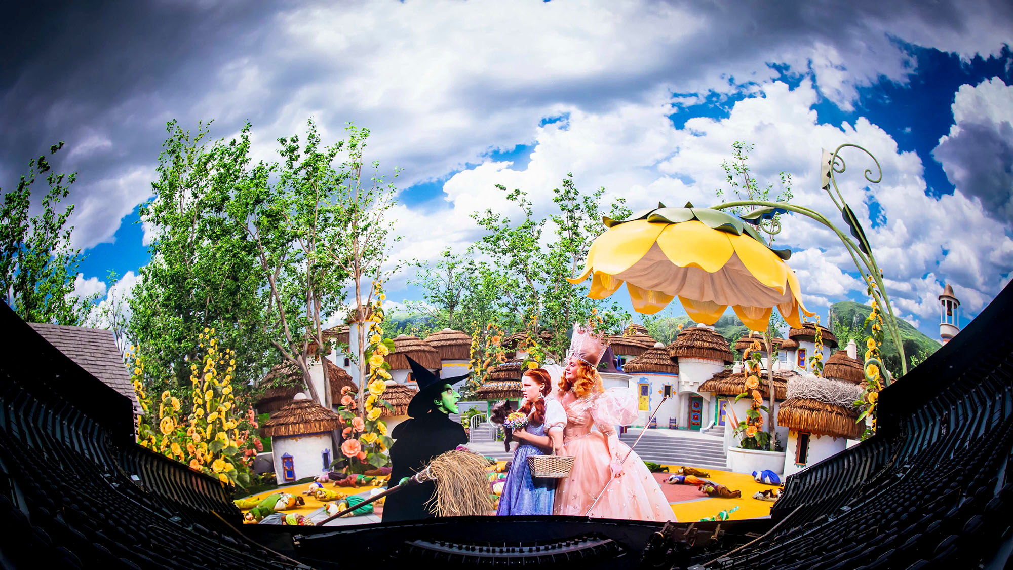 The Wizard of Oz リンゴ　Sphere LasVegas An immersive Wizard of Oz takes over Las Vegas Strip: Travel Weekly