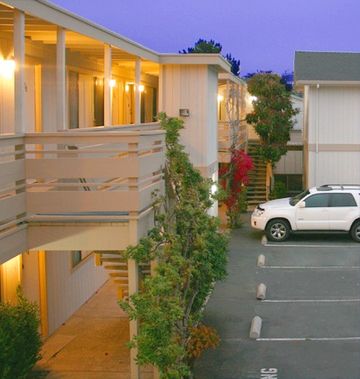 Monterey Fireside Lodge