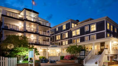 Vineyard Square Hotel & Suites