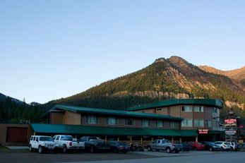 Soda Butte Lodge