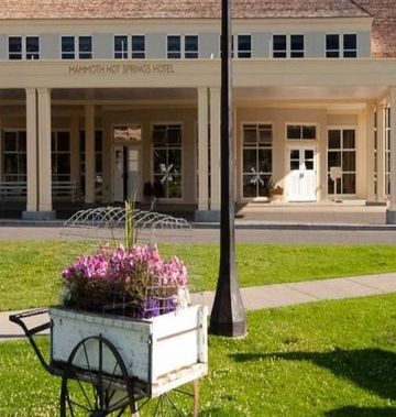 Mammoth Hot Springs Hotel
