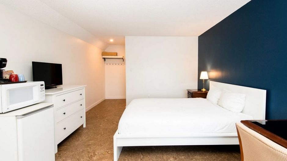 Cloud 9 Inn Room
