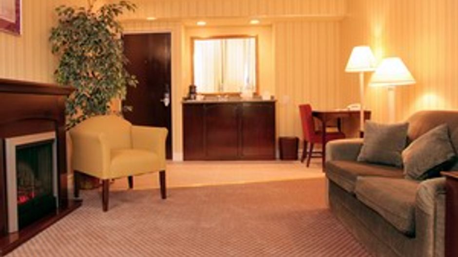 Econo Lodge Suite
