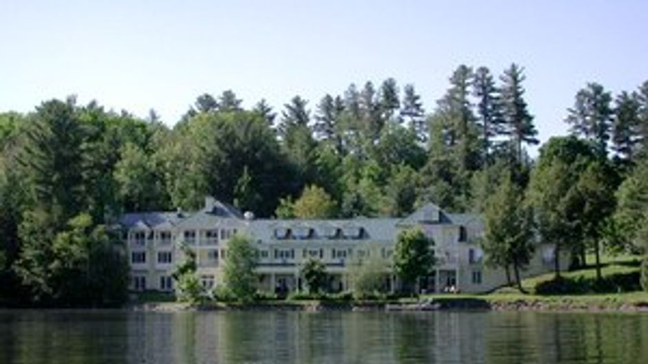 Ripplecove Lakefront Hotel & Spa Exterior
