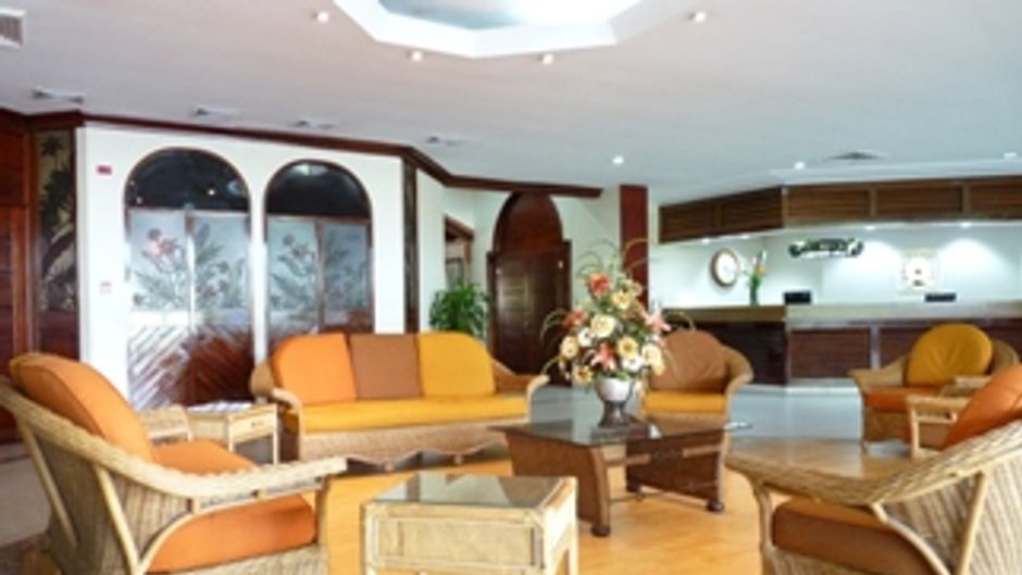 Riande Aeropuerto Hotel & Resort Lobby