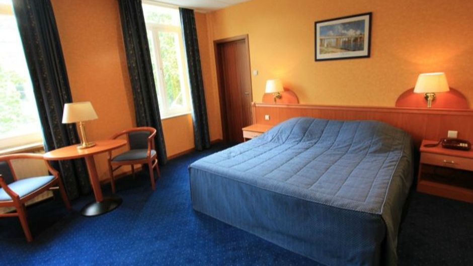 Cardinal Hotel Room