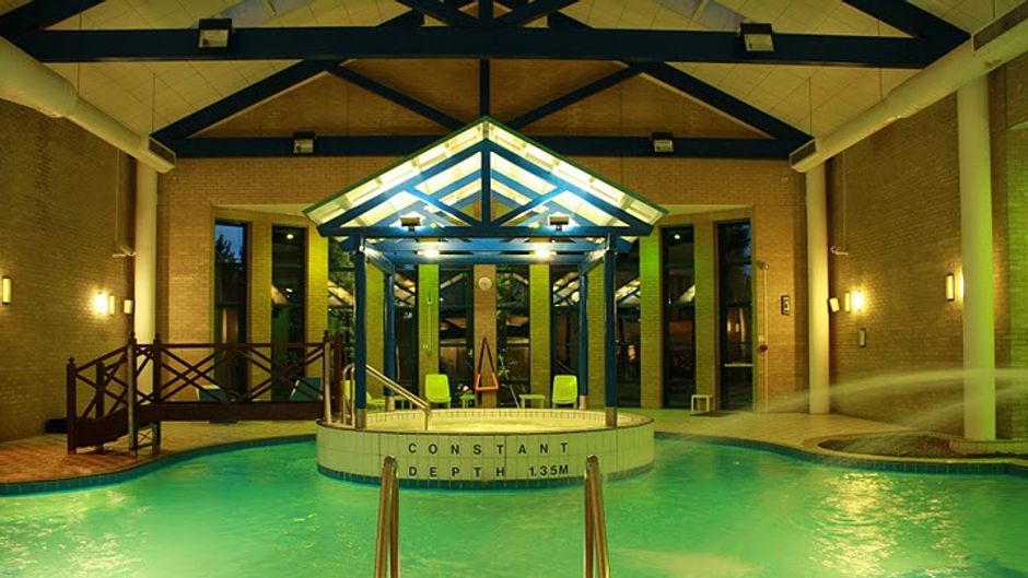 Gloucester Robinswood Hotel By Sunday Pool