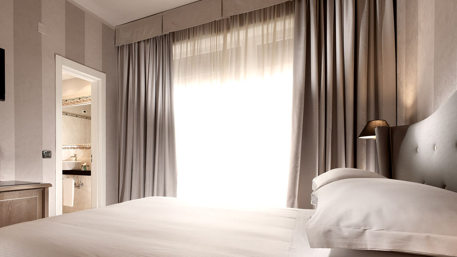 Hotel Diplomat Room
