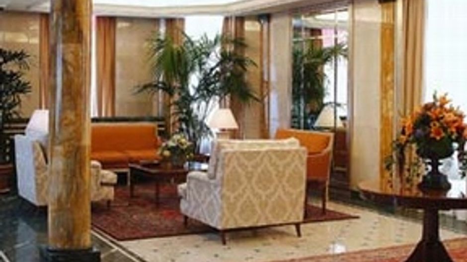 Carlton Boutique Hotel Lobby