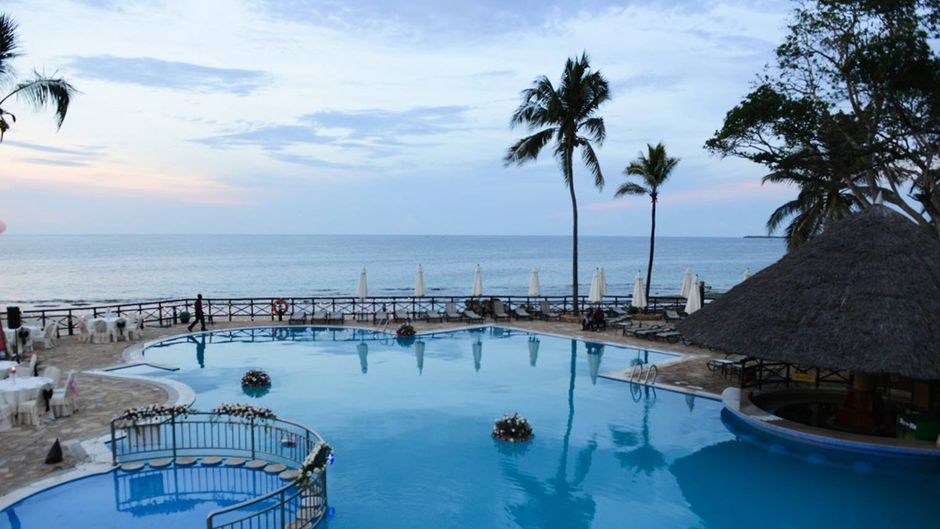 Ledger Plaza Bahari Beach Hotel Pool