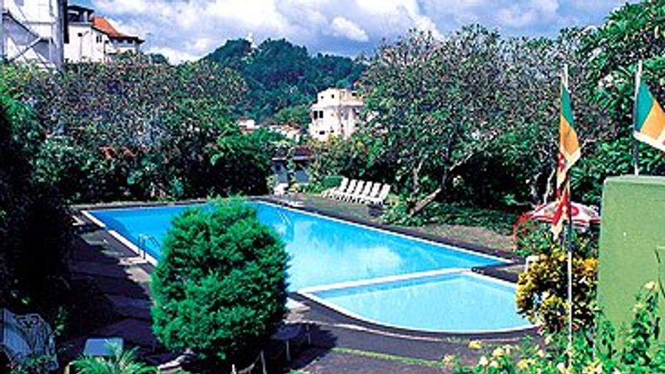 Queen's Hotel Pool