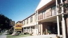 Holbrook Town Centre Motor Inn