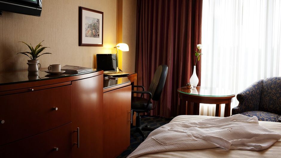 Executive Airport Plaza Room