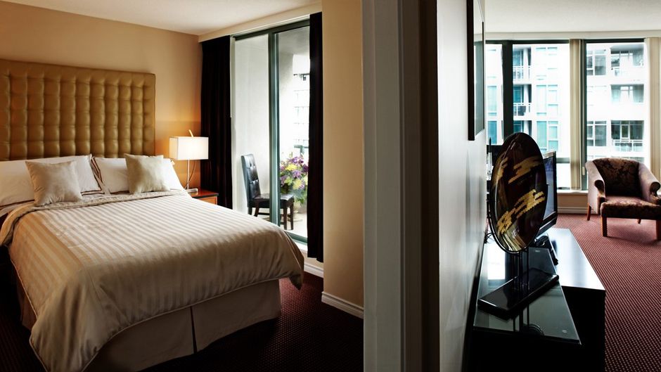 Executive Airport Plaza Suite