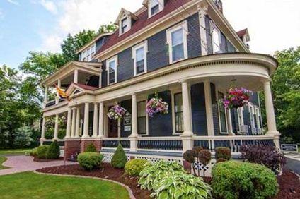Carriage House Bed & Breakfast
