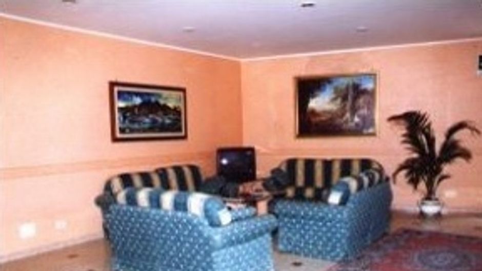 Hotel Riviera Airport Lobby