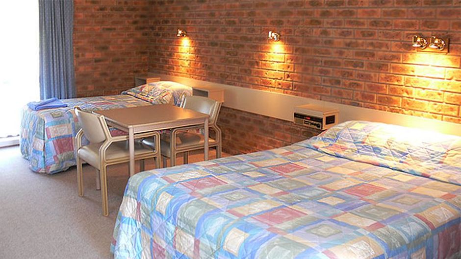 Settlement Motor Inn Room