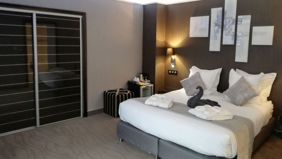 Henry II Hotel Room