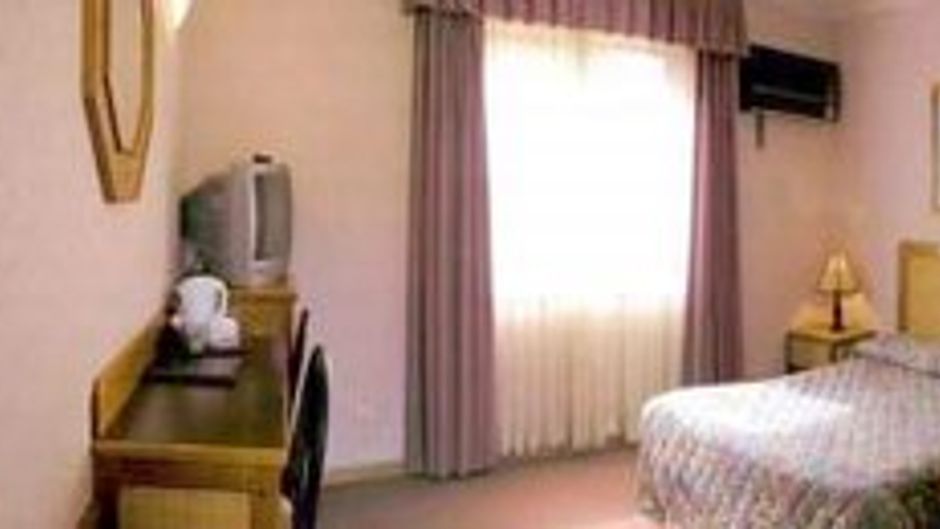 Golden Chain Ascot Motor Inn Room