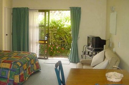 Dukes Midway Lodge & Conference Centre