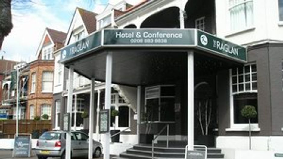Raglan Hotel Exterior
