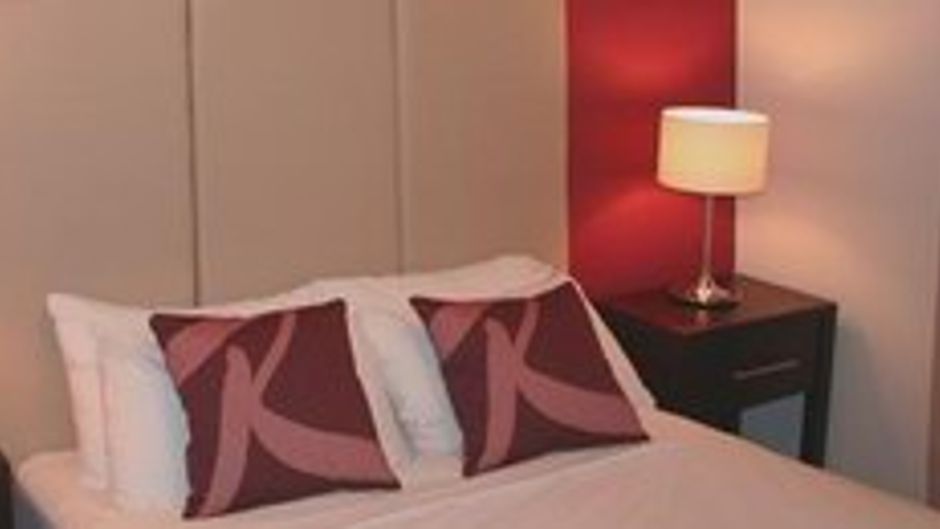 Raglan Hotel Room