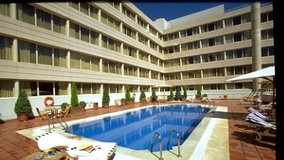 Pullman Madrid Airport & Feria Pool