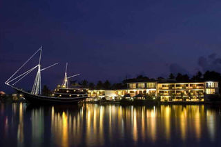 Manta Ray Bay Hotel